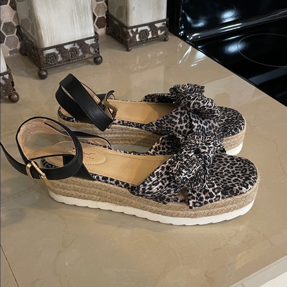 C Comfort est 1946 Leopard Print Bow Sandals Strappy Buckle size 9M